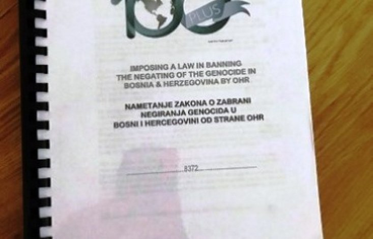 You are currently viewing Zakon o zabrani negiranja genocida: “KLUB 100-PLUS” predao peticiju Valentinu Inzku sa 8.372 potpisa