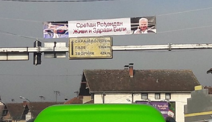 You are currently viewing IGK saopćenje o antibosanskom, dehumanizirajučem i anticivilizacijskom isticanju transparenta podrške osuđenom ratnom zločincu Ratku Mladiću u Bratuncu, zajedno sa slikom Milorada Dodika