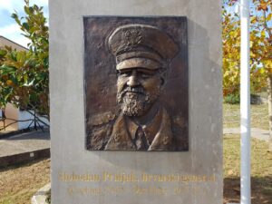 Read more about the article IGK najoštrije osuđuje veličanje i podizanje spomenika ratnom zločincu Slobodanu Praljku u Čapljini.