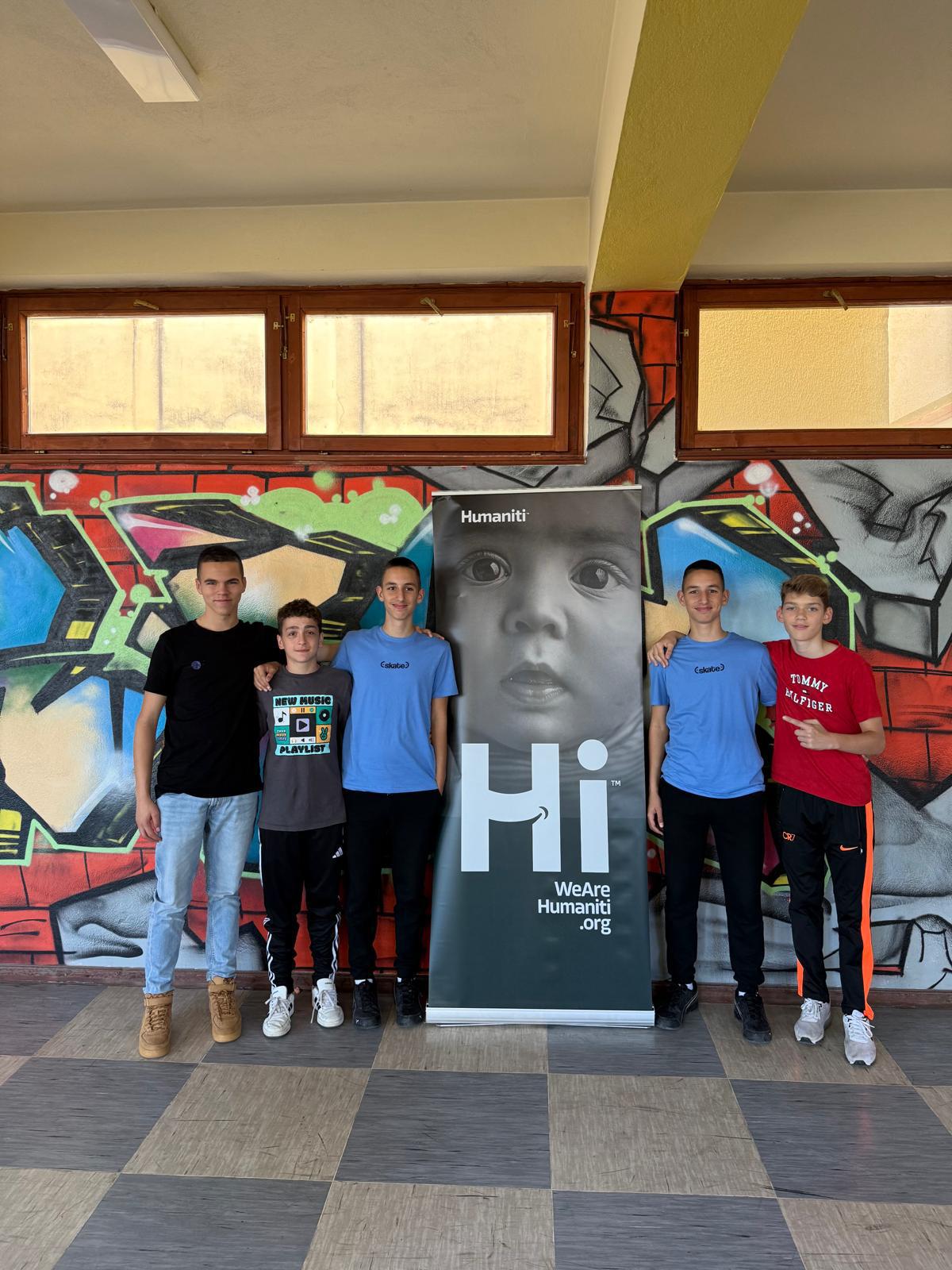 Read more about the article Humanost iz Kanade: Učenici iz povratničkih zajednica u Prijedoru dobili školski pribor