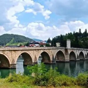 Read more about the article Direktor IGK dr. Emir Ramić zatražio od UNESCO da ispita anticivilizacijski, dehumanizirajući incident slavljenja osuđenog ratnog zločinca Ratka Mladića na mostu Mehmed-paše Sokolovića u Višegradu